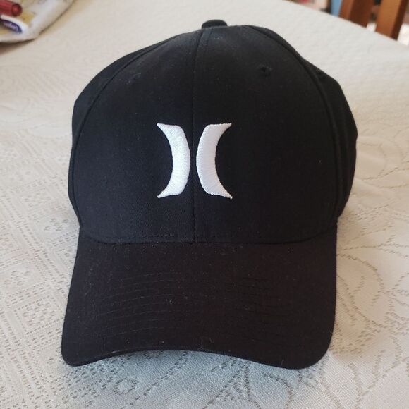 Very Gently Used Hurley Embroidered Flexfit Baseball Cap Hat OS - Picture 1 of 9